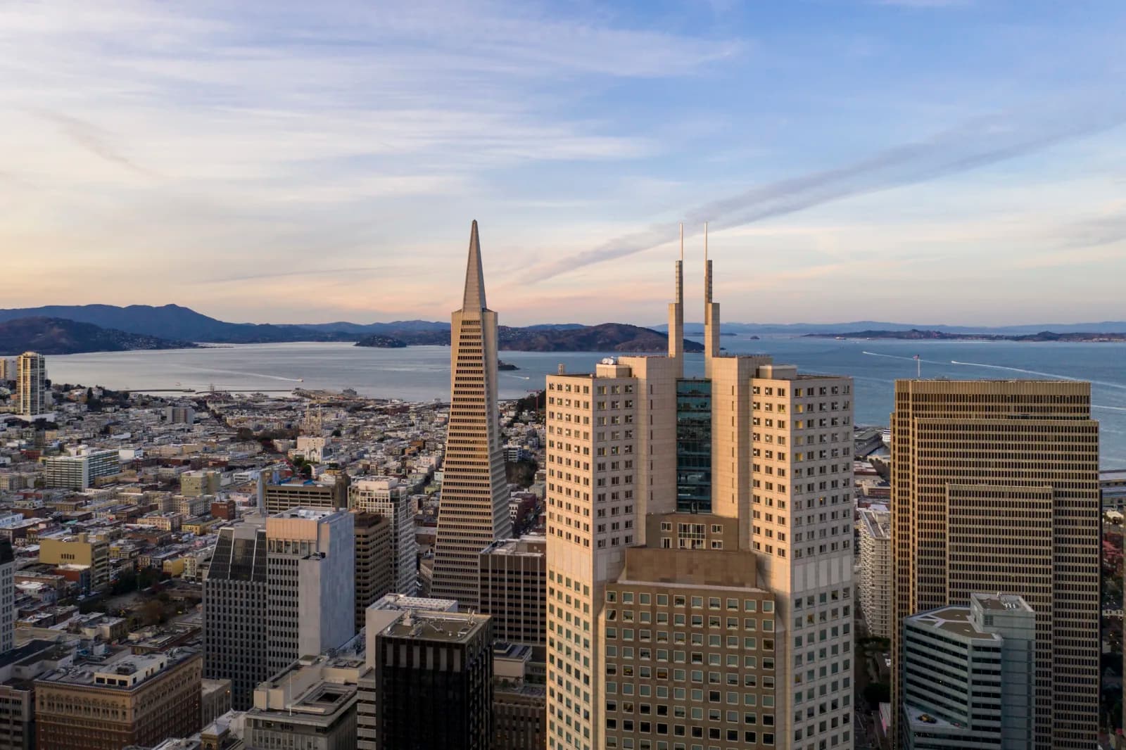 Four Seasons Hotel San Francisco at Embarcadero: EMB Exterior View (hotel with Transamerica Pyramid) 008