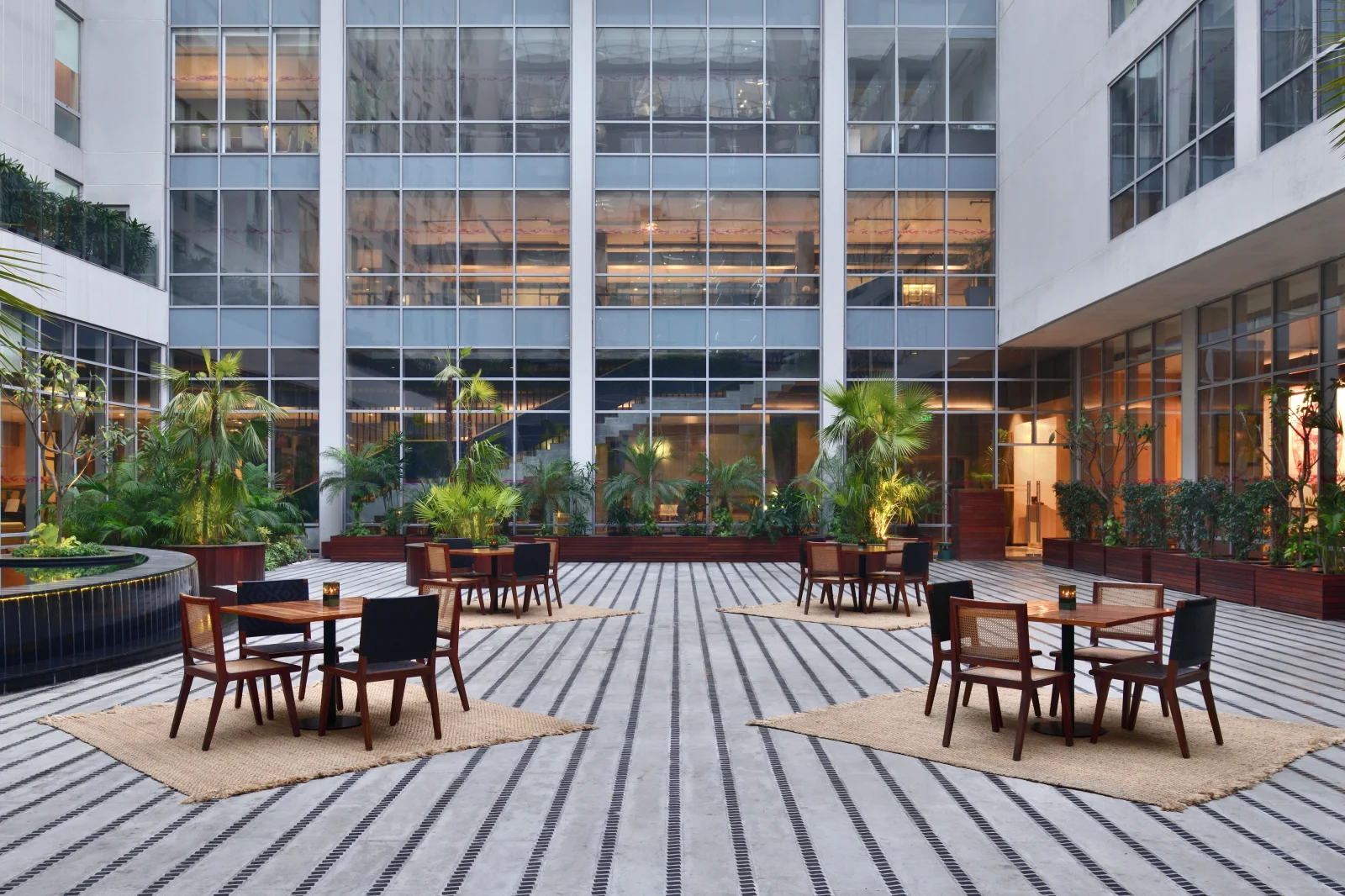 Aloft New Delhi Aerocity: Central Courtyard - Alfresco