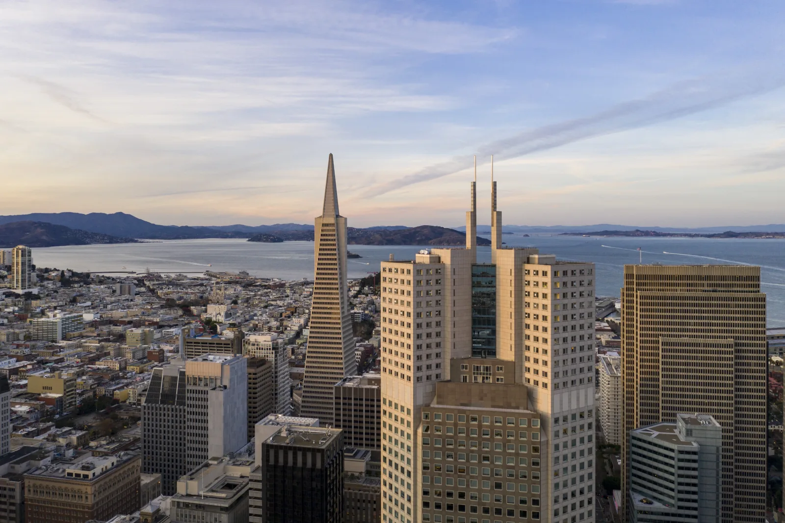 Four Seasons Hotel San Francisco at Embarcadero: EMB Exterior View (hotel with Transamerica Pyramid) 008
