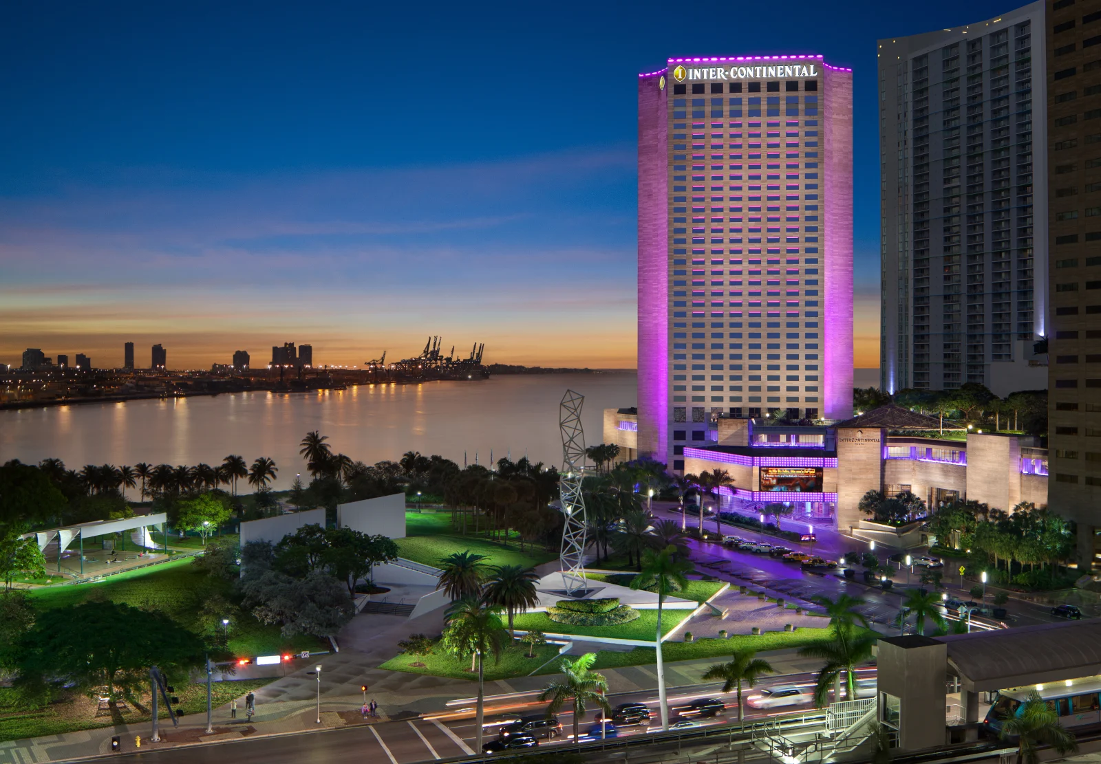 InterContinental Miami by IHG: Hotel Exterior Night